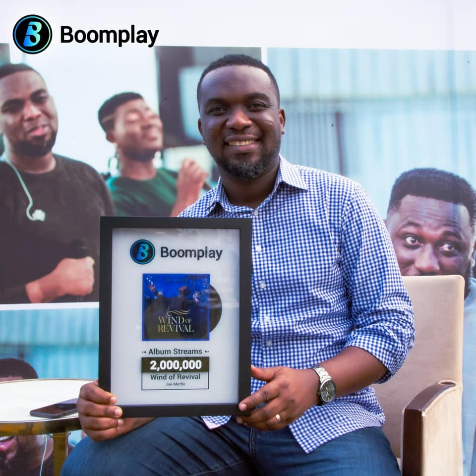Joe Mettle Receives Plaque for 2 Million Streams on Boomplay Joe Mettle Receives Plaque for 2 Million Streams on Boomplay
