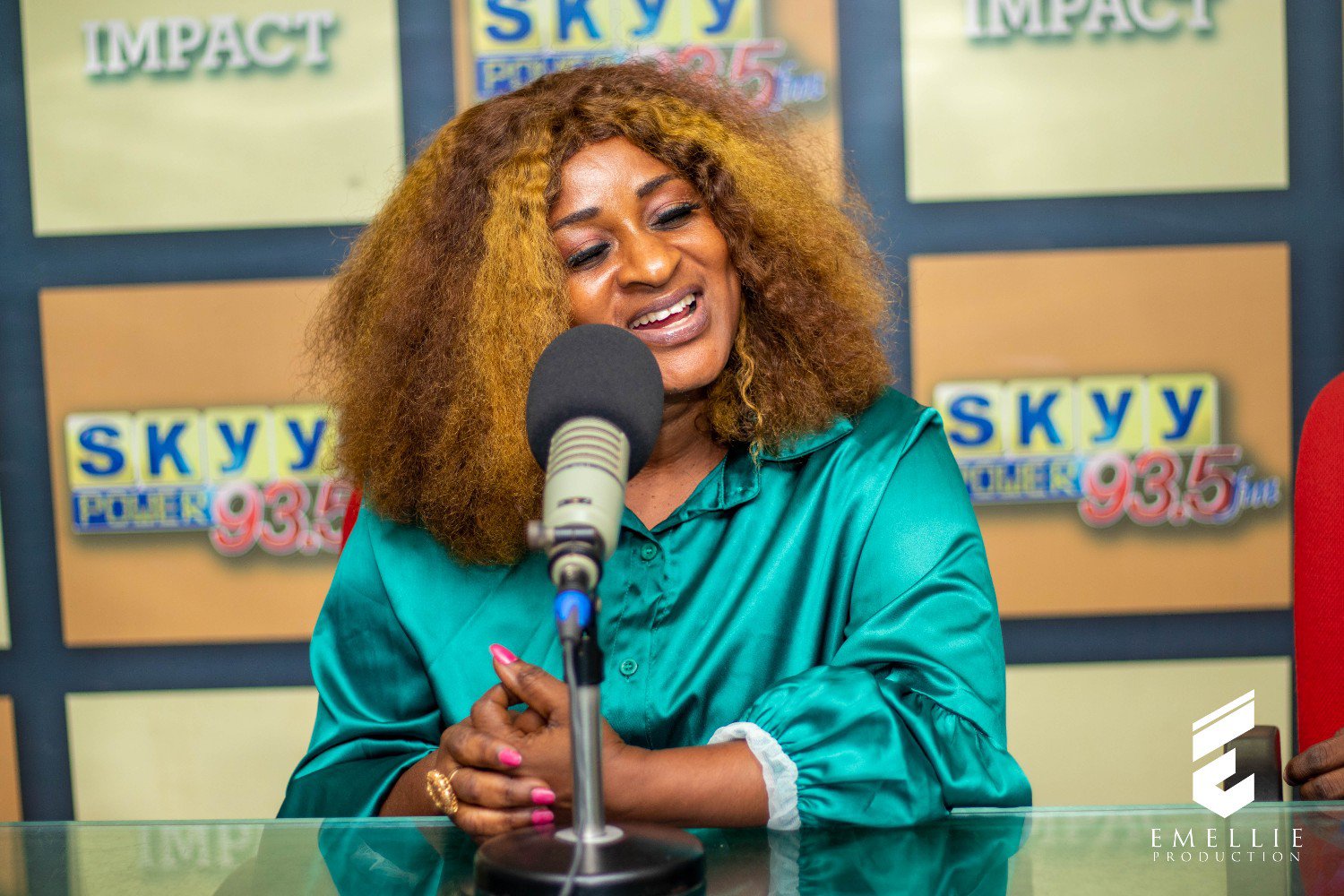 Emelia Baidoo’s newest video “Mehwefo” is a lovely classic